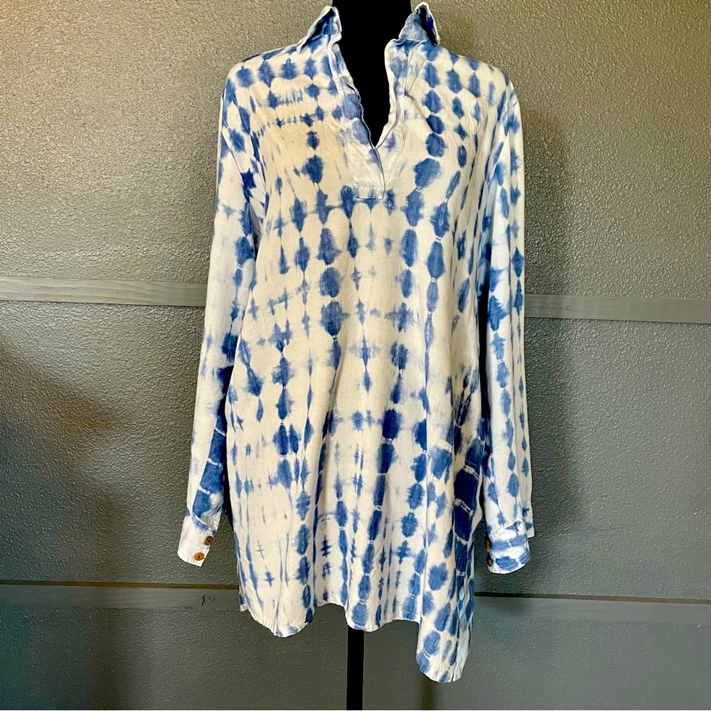 Fauna couture women’s M blue/white Tie dye long sleeve shirt.